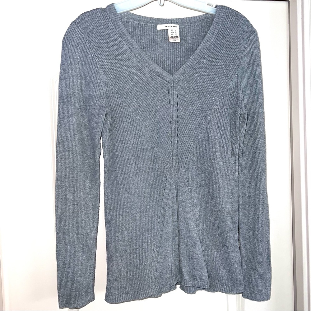 DKNY soft gray fitted sweater Med Large V-Neck long sleeves ribbed